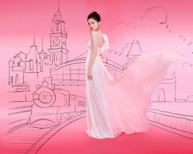 张婧仪穿白色长裙大秀美背 甜美明媚又俏皮灵动