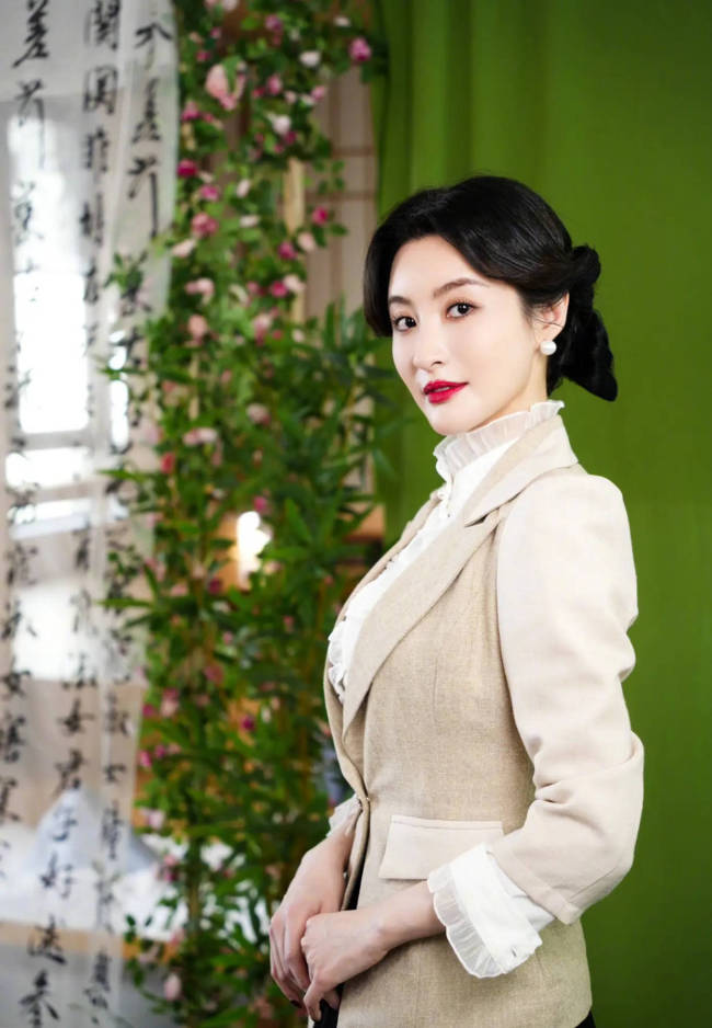 佘诗曼回应在林峯演唱会播“新闻”被投诉