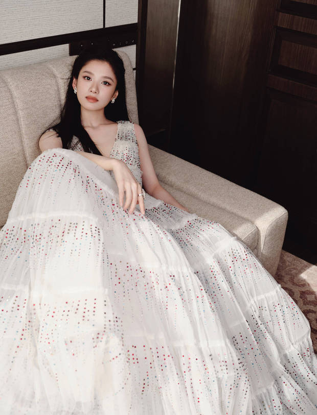 张婧仪白色纱裙明媚优雅 随拍照松弛感拉满封面图