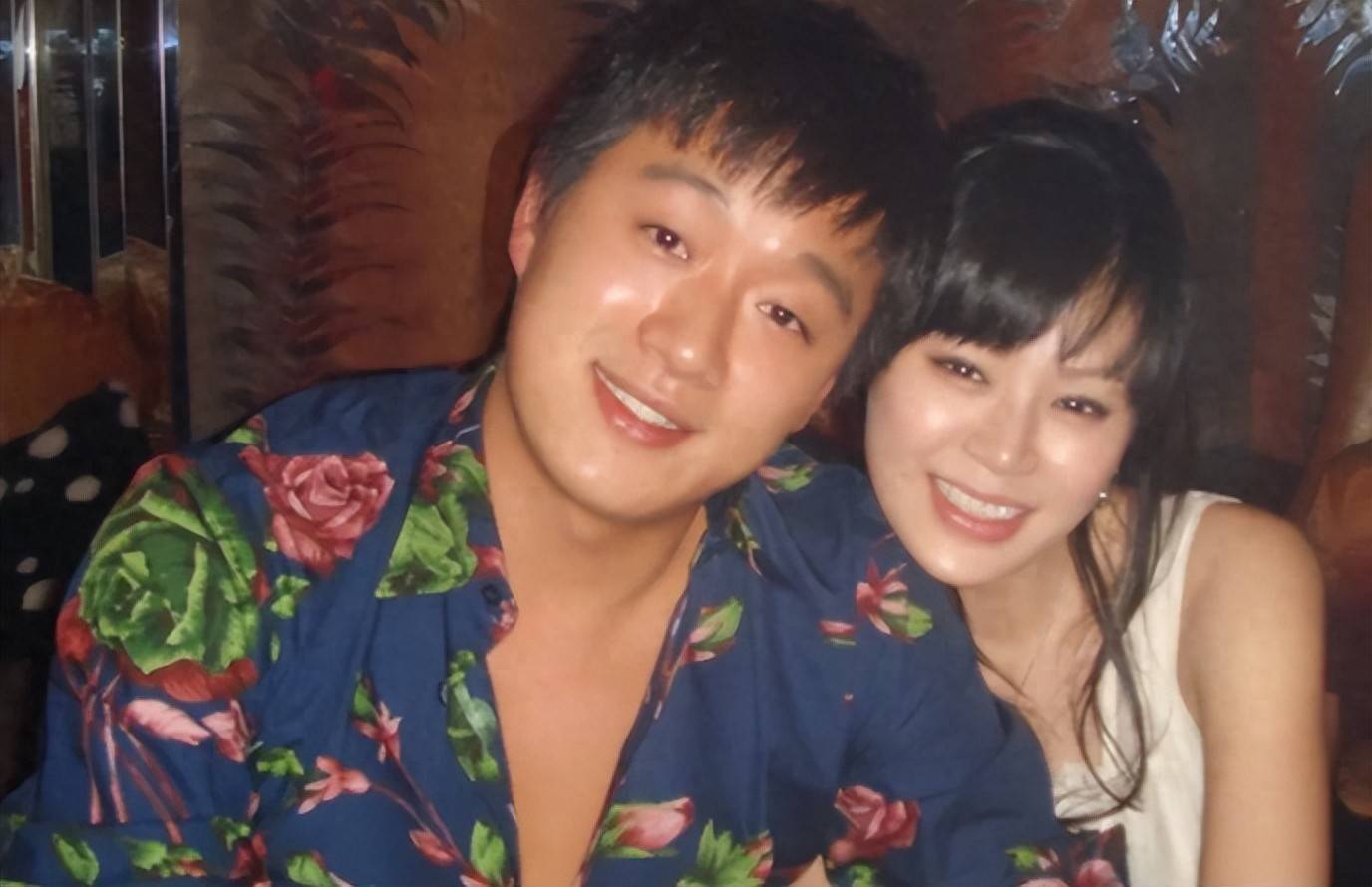 电影院偶遇佟大为夫妇，妻子脸肿被嘲像庆奶，和一旁董璇差别好大封面图