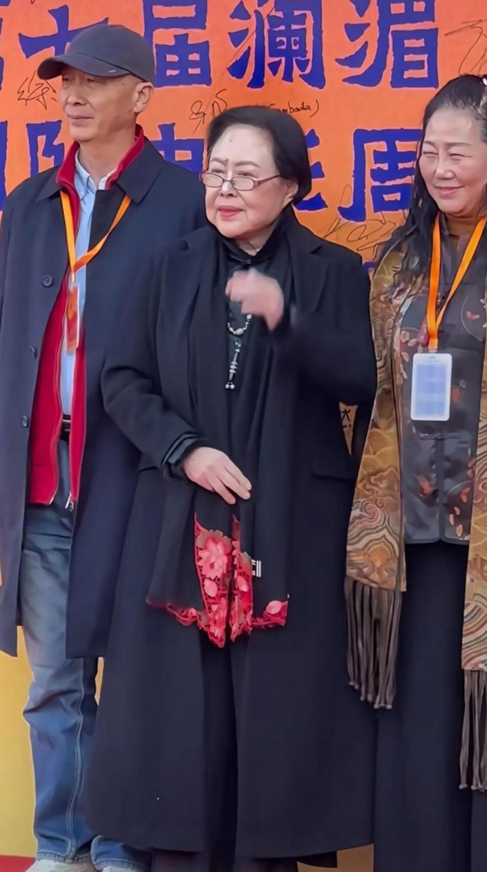 75岁老戏骨斯琴高娃近照曝光：脸颊下垂浮肿，走起路来颤颤巍巍封面图