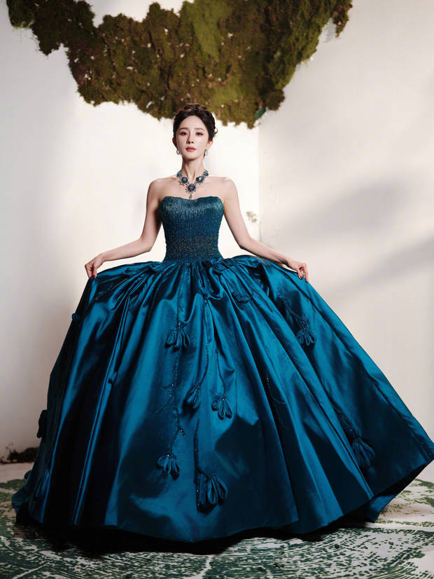 杨幂深蓝抹胸裙高贵优雅，女王范十足封面图