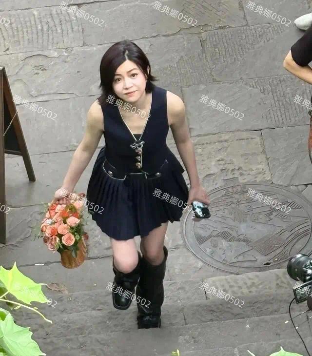 重庆偶遇陈妍希，40岁的她身材比之前略有发福，短圆的苹果脸显年轻封面图