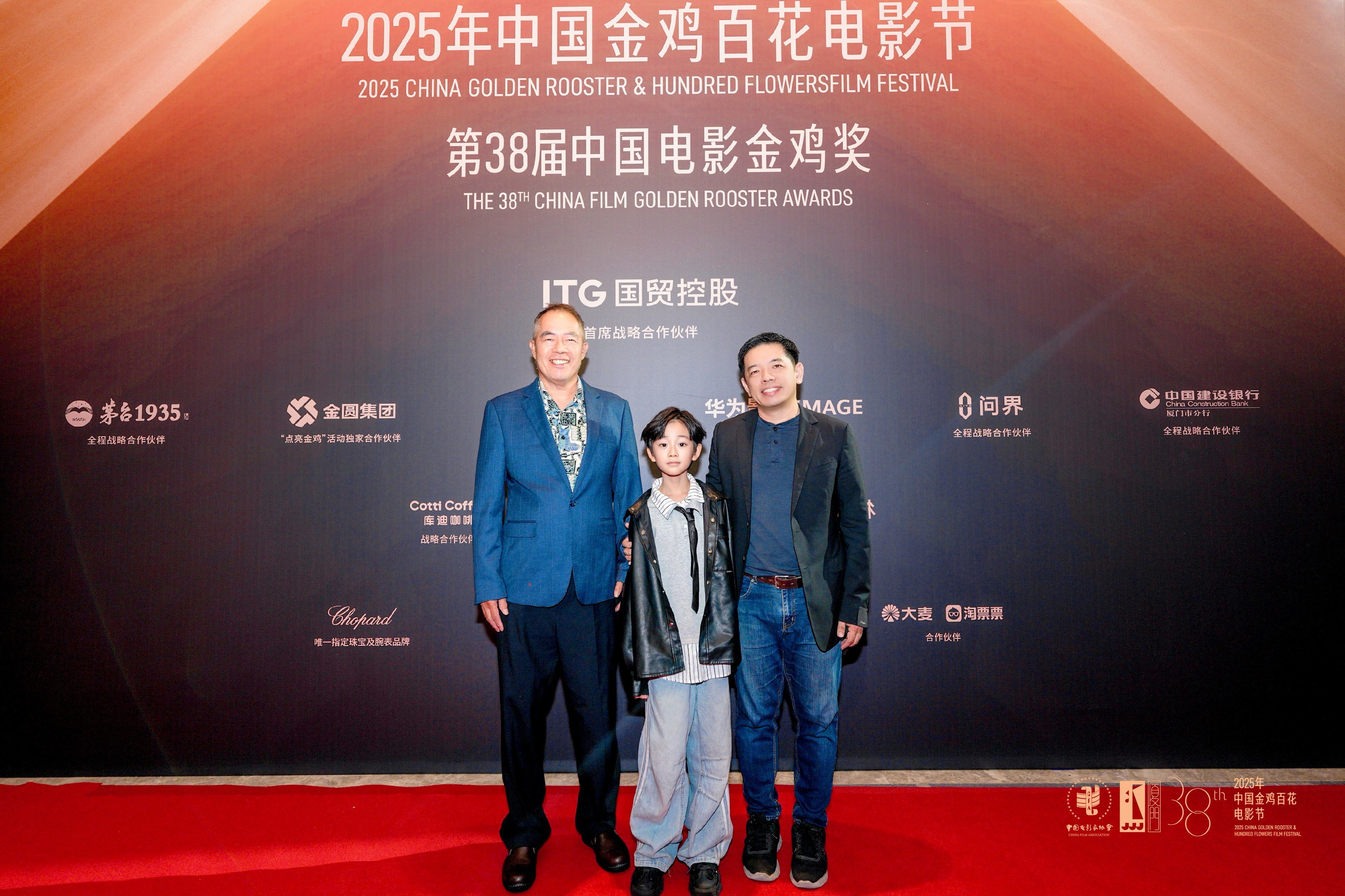 演员金梦翼随《好好再一起》亮相第38届中国电影金鸡奖红毯 获陈冲称赞有灵气封面图