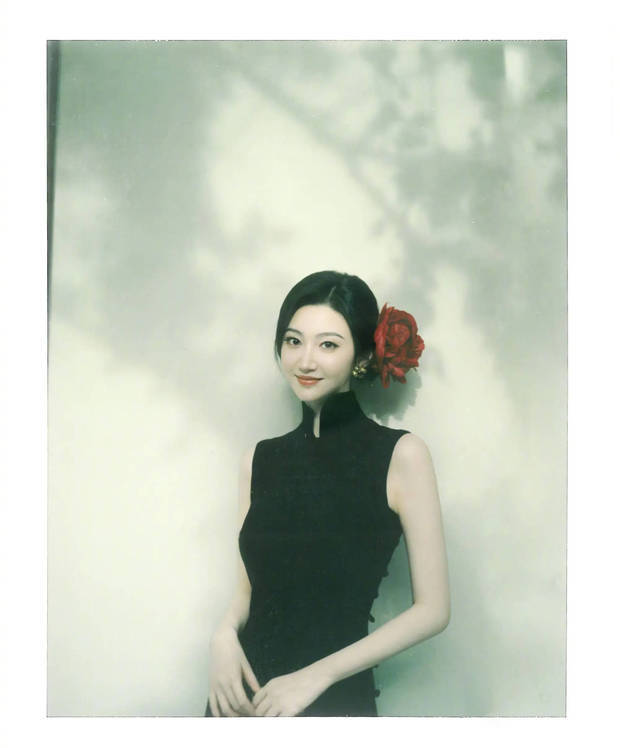 景甜黑色无袖旗袍裙撕拉片，头戴大红花演绎复古明艳风封面图