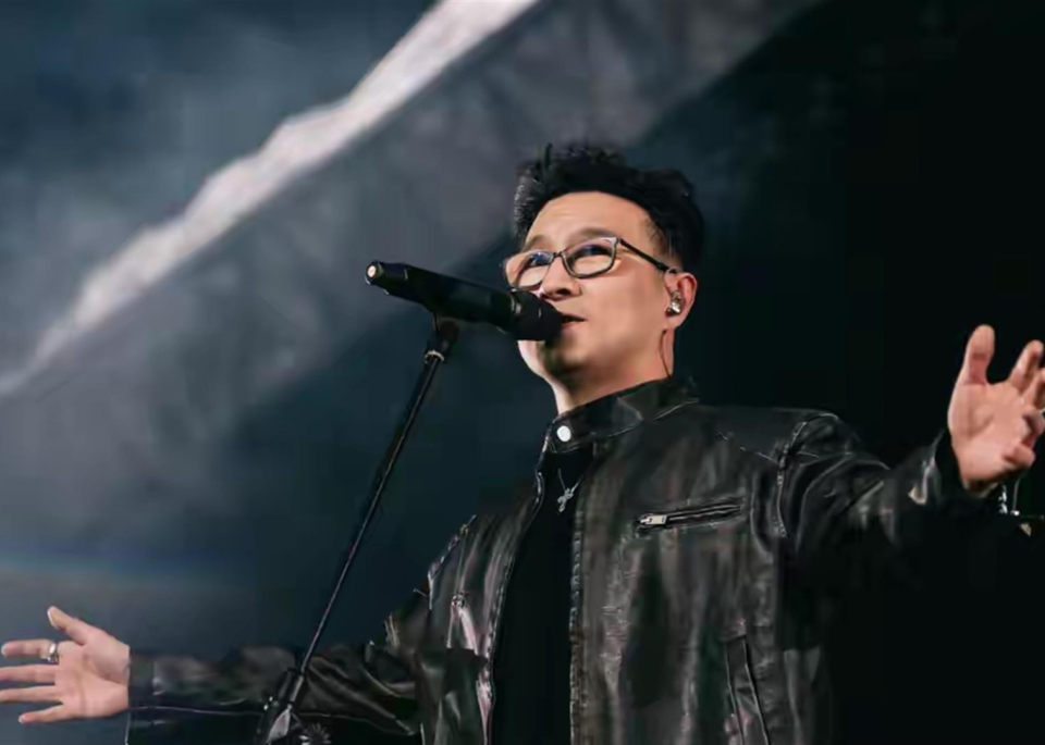 汪峰天津开唱嗨翻全场，大波浪颜值女友抢镜，情绪结节隐情引猜测封面图