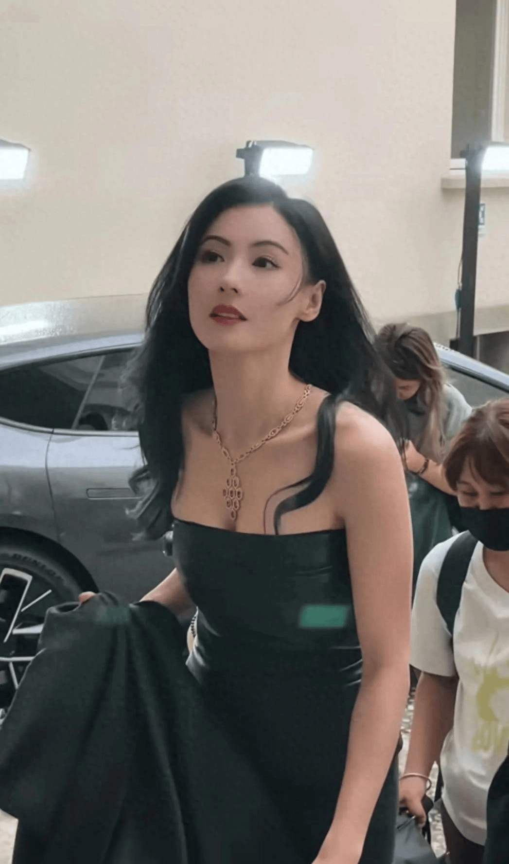 张柏芝这逆天颜值！身为几个娃的妈，却年轻得宛如未婚俏佳人封面图