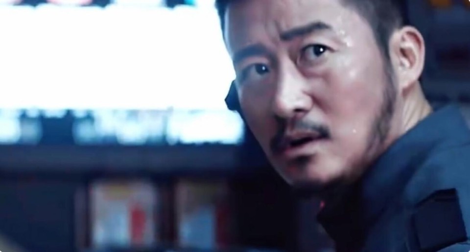 《流浪地球3》吴京片场日常：挂墙休息、尿不湿傍身、吃饭靠人喂封面图