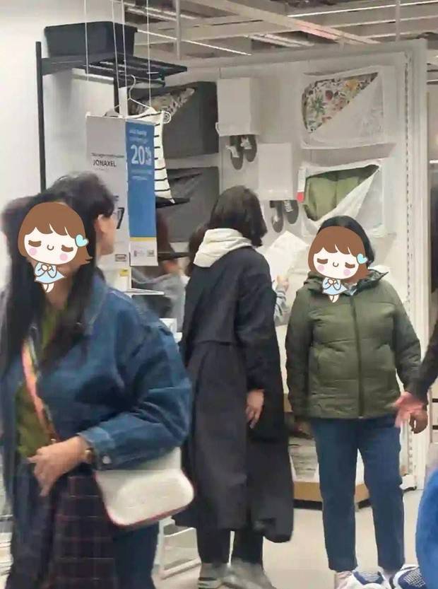 袁咏仪在英国陪儿子读书 背影高瘦状态佳封面图