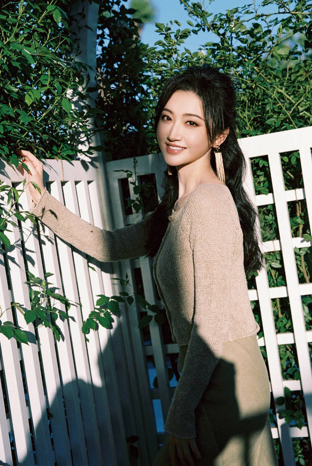 景甜身着中式套装现身河畔，沐浴日光，身姿窈窕似画中仙封面图