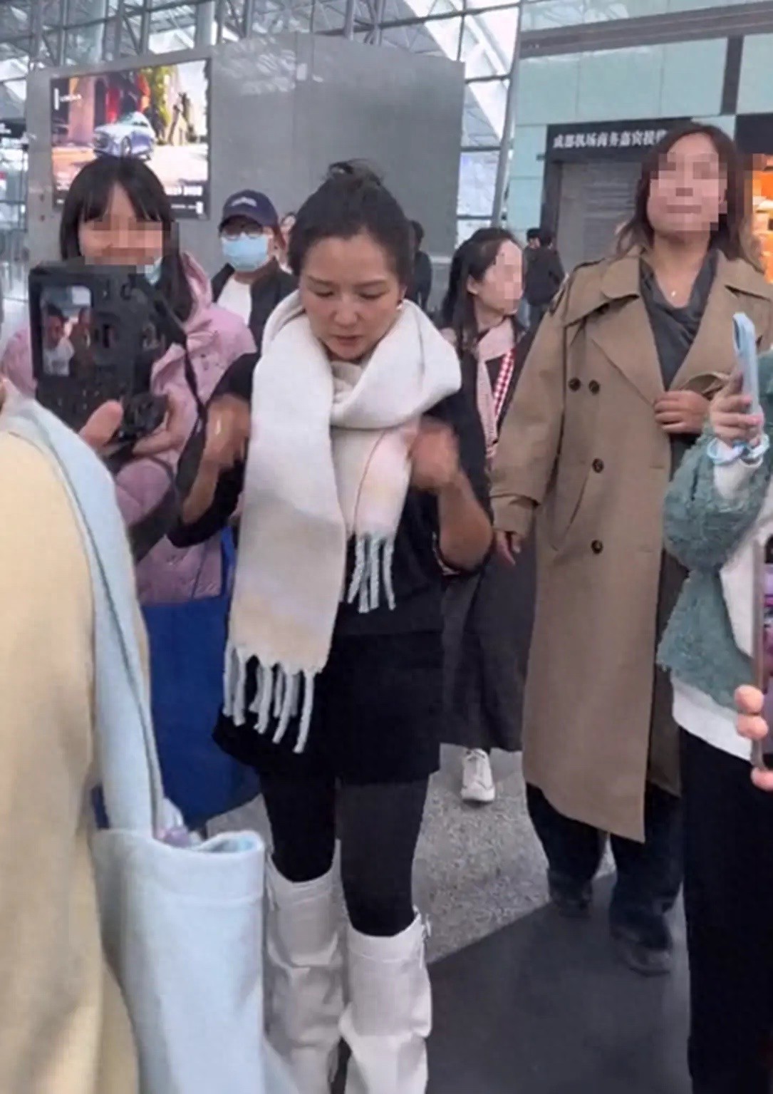 何洁素颜走机场，“打底裤 小白靴”显腿很细，20年前审美适合她封面图