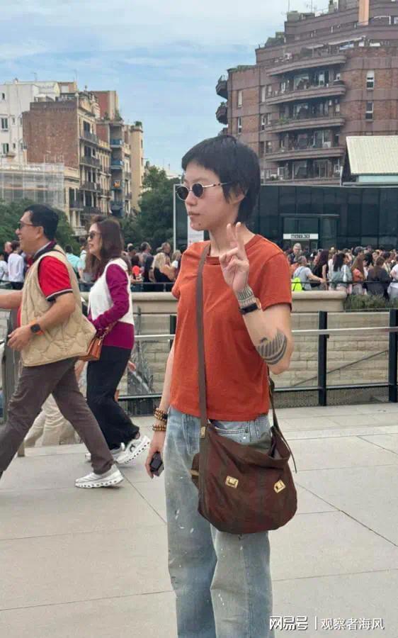 窦靖童西班牙街头被偶遇，短头发黑墨镜手串酷似王菲封面图