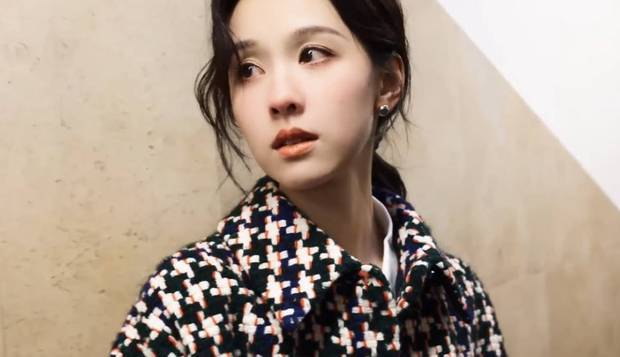 陈都灵巴黎街头漫步，雨中撑伞文艺清冷范十足封面图