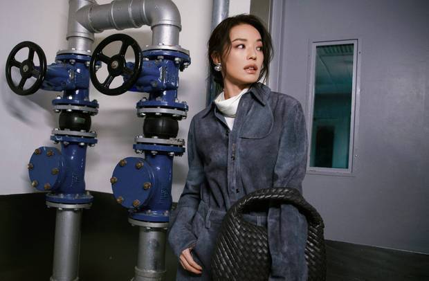 舒淇的废土风造型高级帅气 慵懒卷发更添优雅韵味封面图