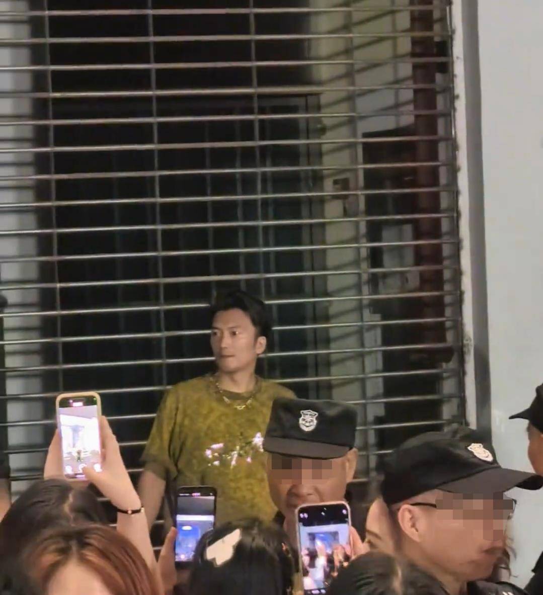 谢霆锋重庆演唱会惊现长相酷似的模仿者，歌迷狂追拍照，安保嗓子喊冒烟：假的封面图