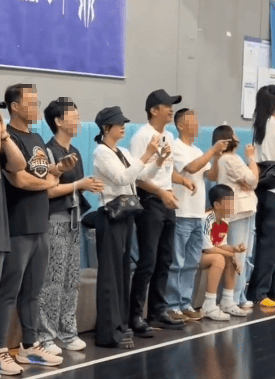 邓超孙俪甜蜜陪伴儿子篮球赛！等等高挑帅气亮相封面图
