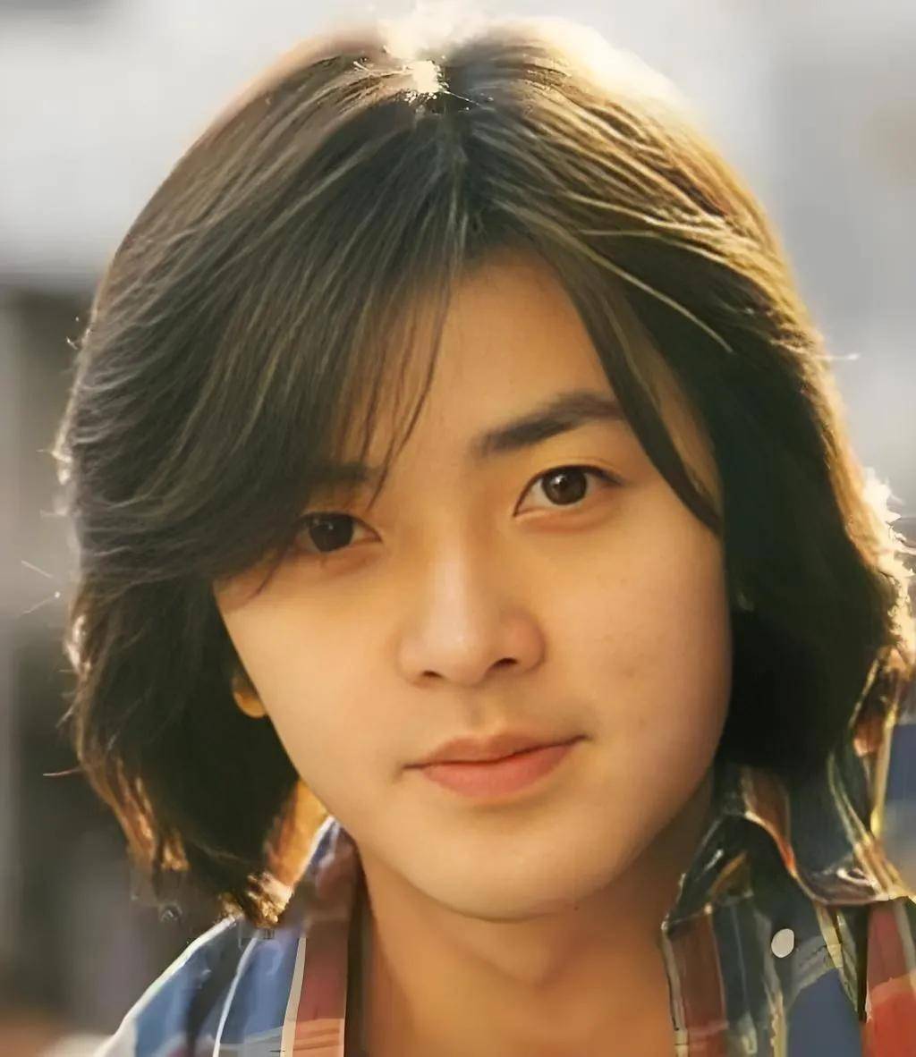 58岁丁克郑伊健遭网友吐槽：脸肿发少，明显不如陈小春封面图