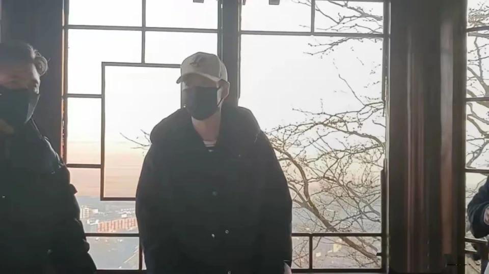 辛柏青再现身大孤山祈福！朱媛媛曾为辛柏青定下两条铁律，犯一条就离婚封面图