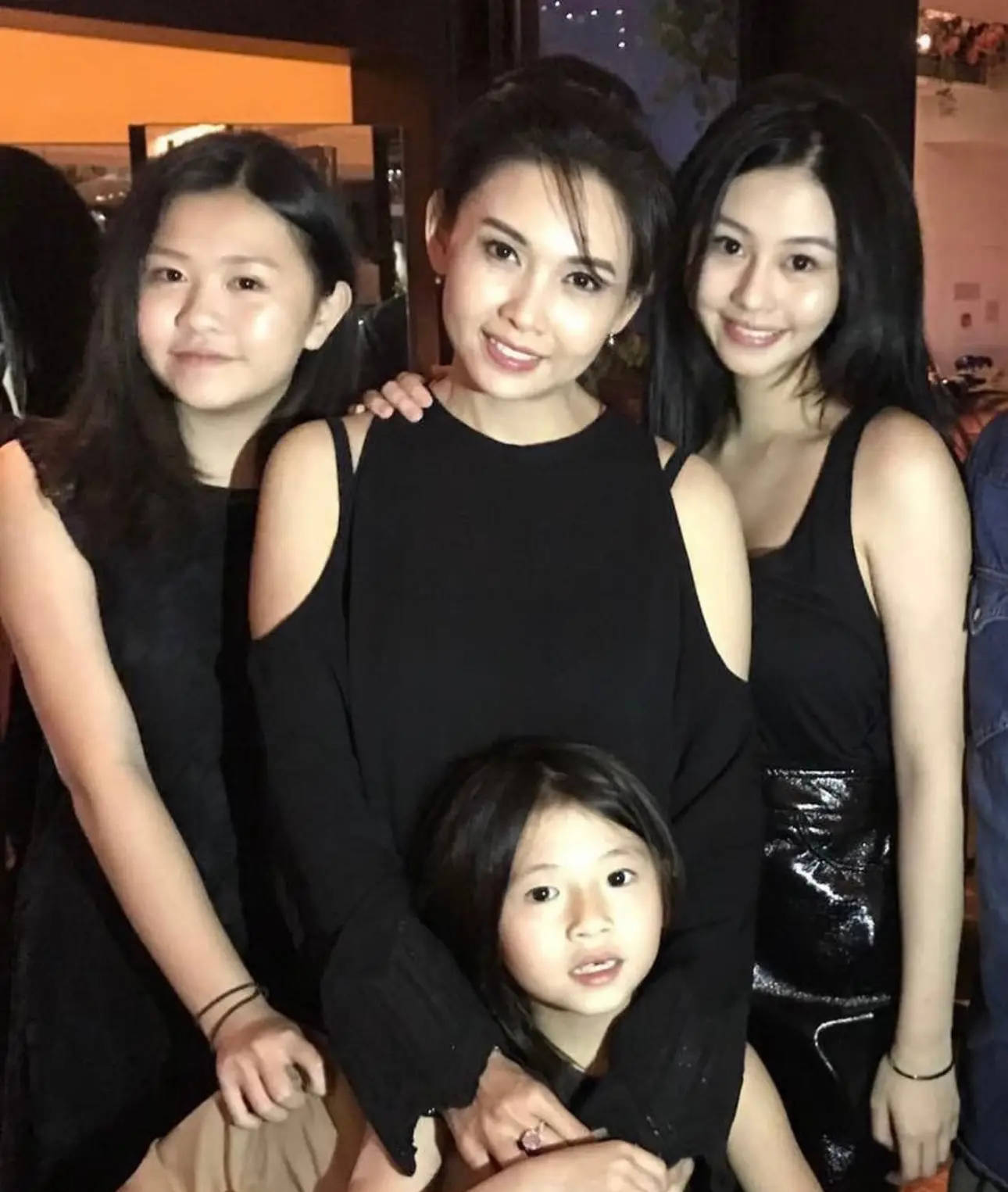 邱淑贞携三女儿同框，24岁沈月完美复刻妈妈美貌封面图