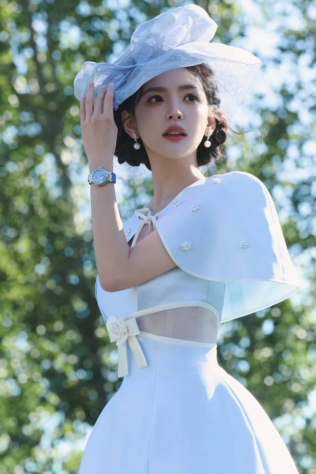 章若楠白裙化身民国千金 温柔抚马画面唯美封面图