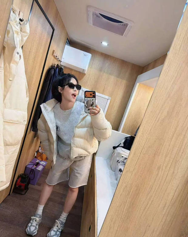 宋茜短发造型配简约穿搭 随性慵懒氛围感拉满封面图