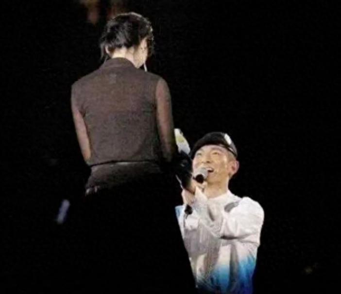 她是香港第一美女，拒绝刘德华求婚后，如今成路人美貌依旧！封面图