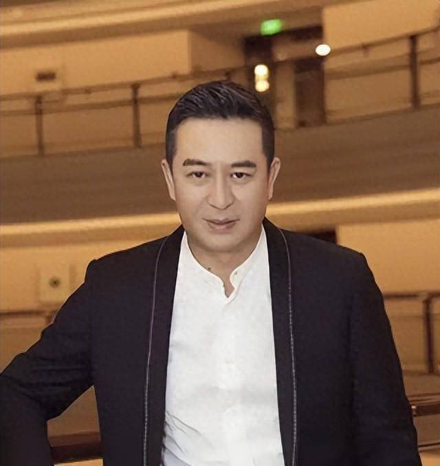 离婚21年，被前妻杜珺嫌弃"吃软饭"的张嘉译，却被二婚媳妇当成宝封面图