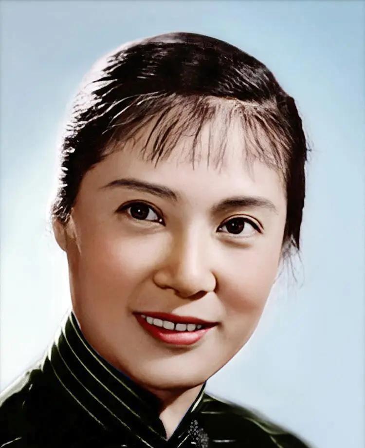 秦怡离世两年，女儿金斐姮才心痛反省：我用了50年去恨她，太后悔封面图