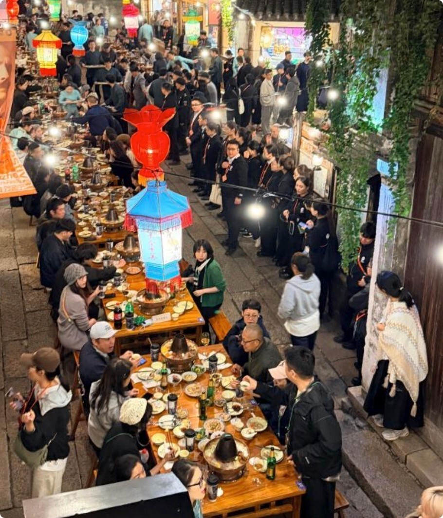 乌镇长桌宴：童瑶素颜白皙纤瘦，郝蕾气场十足，48岁孙莉气质迷人封面图