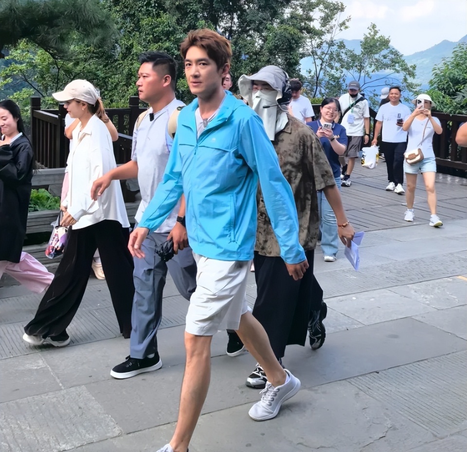 37岁林更新近照太沧桑，皮松脸垮像50岁，网友劝其少熬夜打游戏封面图