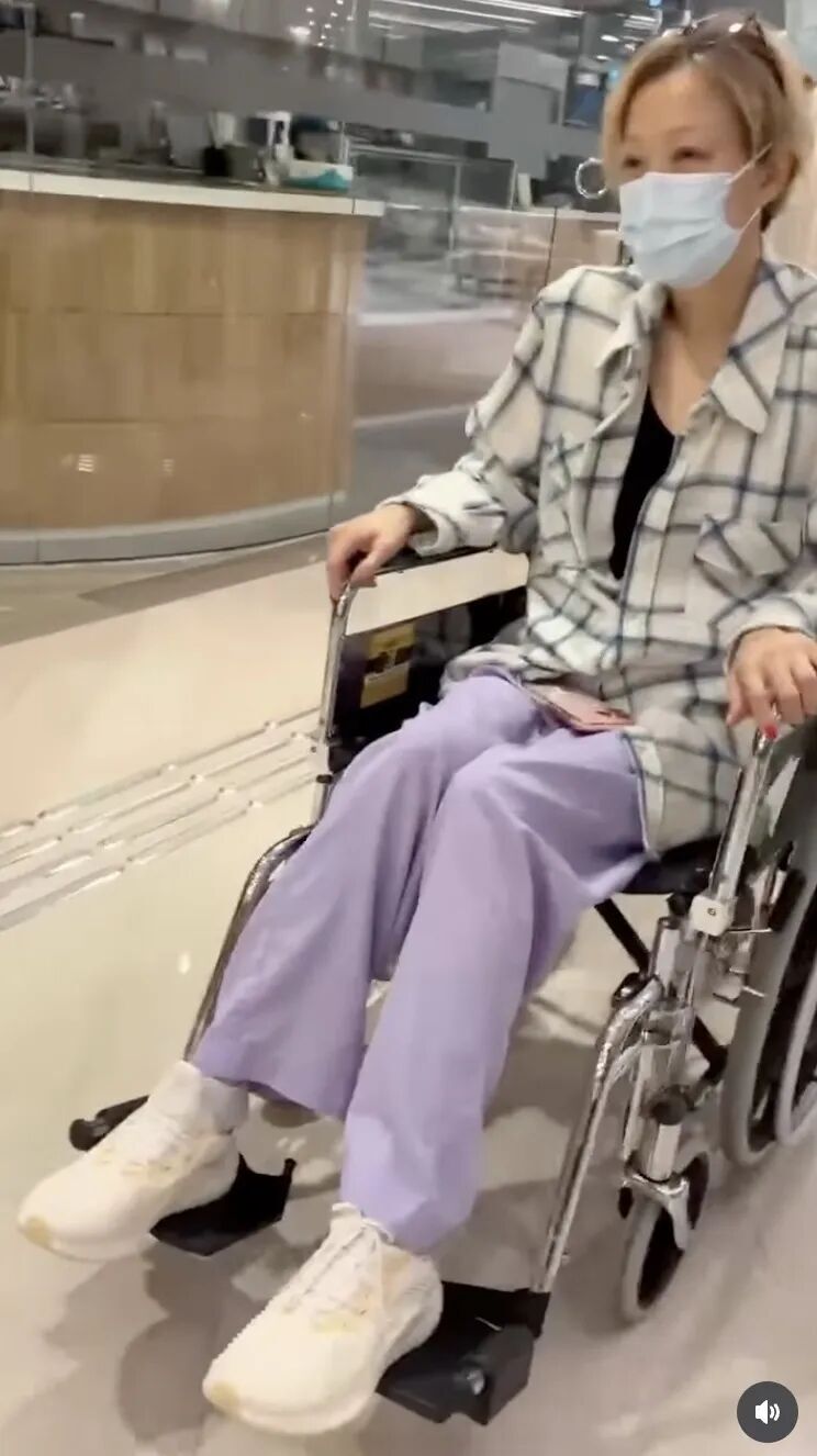 女星郑秀文自曝受伤后腰撕裂：神情憔悴，出行需借助轮椅，活动行程全部取消封面图