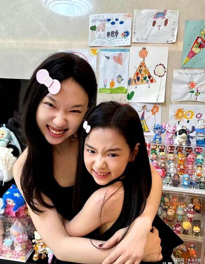 管乐晒小酒窝合照，比董璇更像母女，笑容神似如出一辙封面图