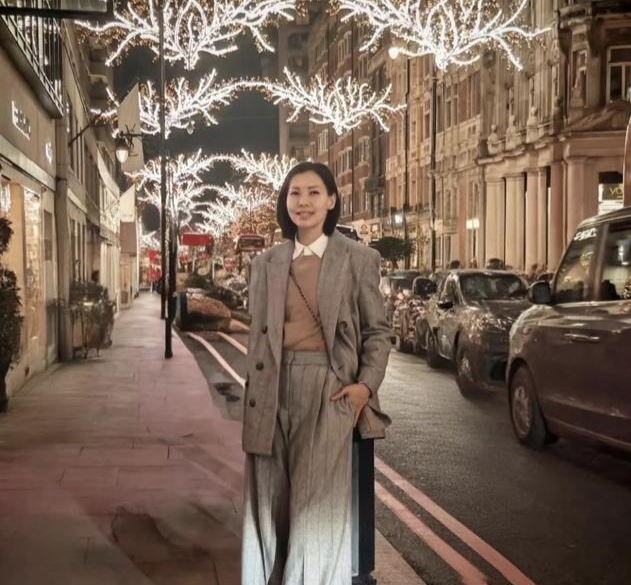 李嘉欣赴伦敦陪儿子，与雷颂德妻子聚会，雷颂德全家移居当地八年封面图