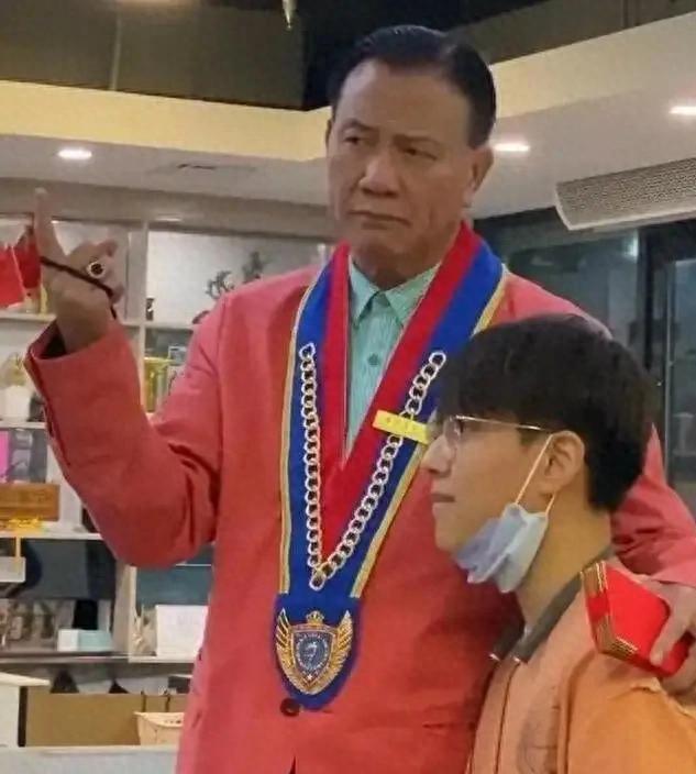 万梓良没想到，22岁儿子靠一首歌惊艳全场，这个星二代真不是拼爹封面图