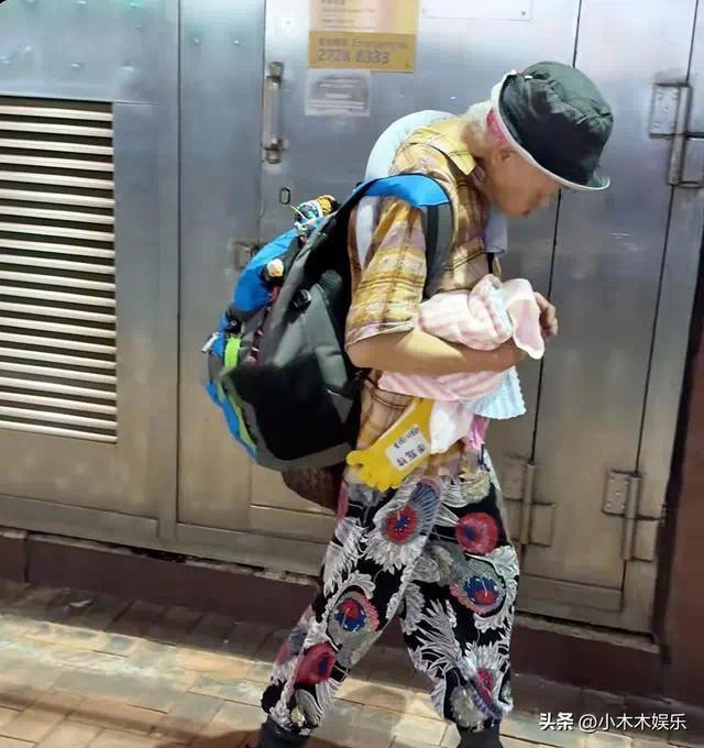 周润发姐姐被误认流浪汉！严重驼背走路艰难，拒绝求助弟弟！封面图