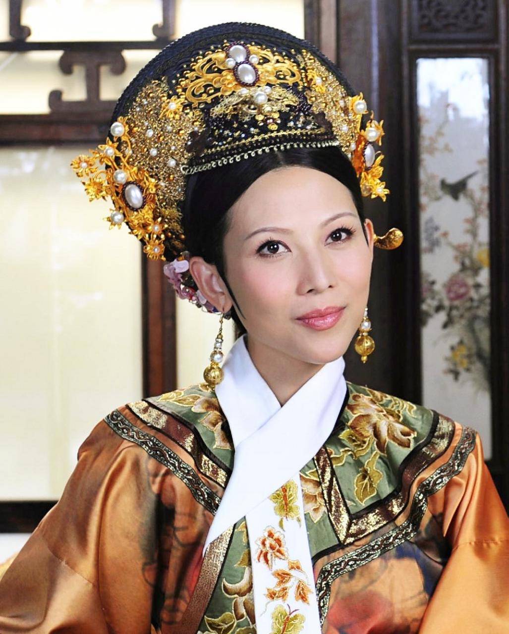 蔡少芬庆祝52岁生日，三个孩子齐出镜！女儿都像妈，儿子像张晋封面图