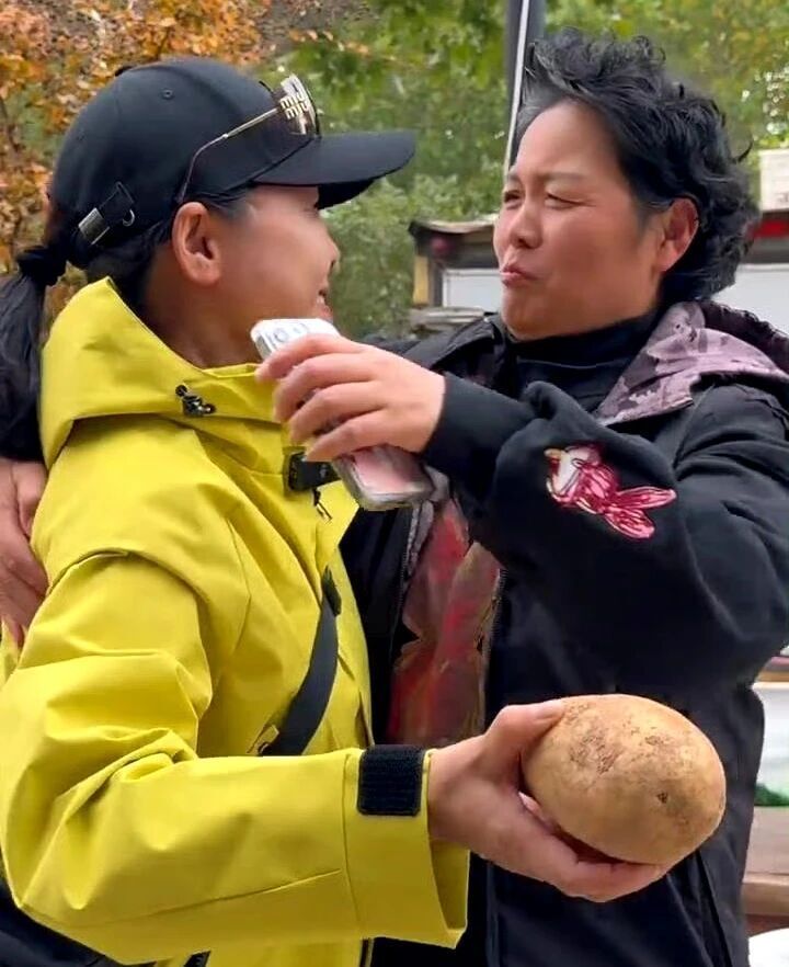 田震与歌迷淄博大燕儿的双向奔赴！田震送定制吉他，大燕儿回赠琉璃葫芦封面图