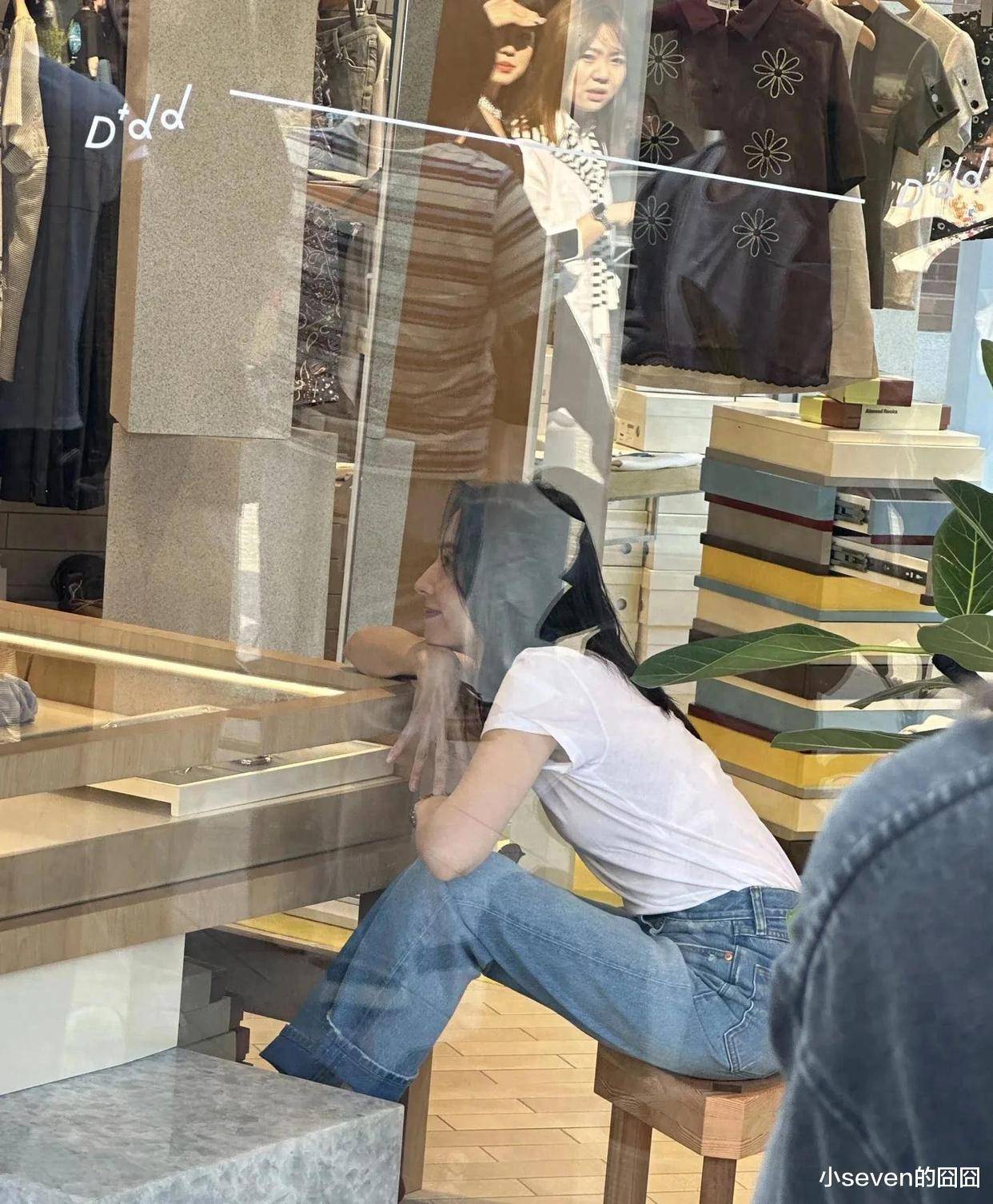 45岁董洁近照曝光，改行开服装店当老板，生图看起来又漂亮又年轻封面图