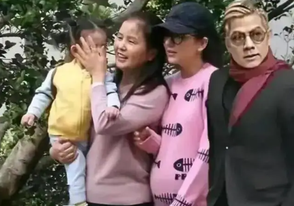 同龄不同态，59岁郭富城与小4岁岳母合影，画面跨越一代人！封面图