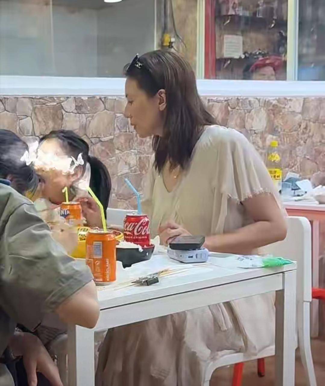 高圆圆女儿正面照首度曝光，皮肤偏黑五官似父，母女被偷拍尴尬微笑性格温和封面图