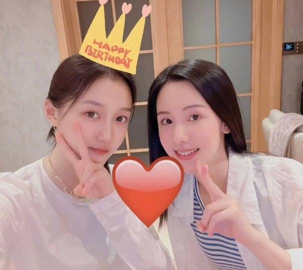 关晓彤晒照感谢陈都灵甜蜜投喂，暖心文案称：谢谢嘟嘟的蛋糕封面图