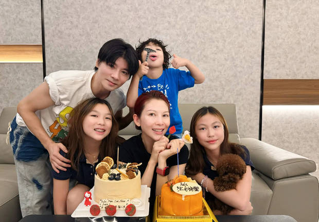 蔡少芬生日幸福满溢！张晋晒全家福甜蜜庆生，夫妻恩爱搞怪乐翻天。封面图