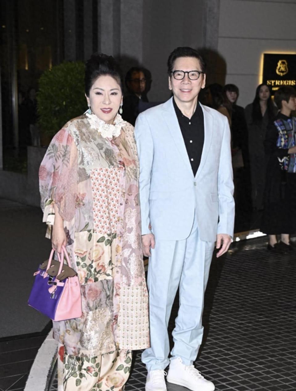 刘銮雄出席杨受成红宝石婚宴，俩保镖搀扶入场，甘比也在打扮精致封面图