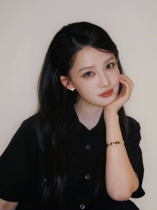 李沁穿黑衬衫优雅灵动 垂眸浅笑温柔又治愈封面图