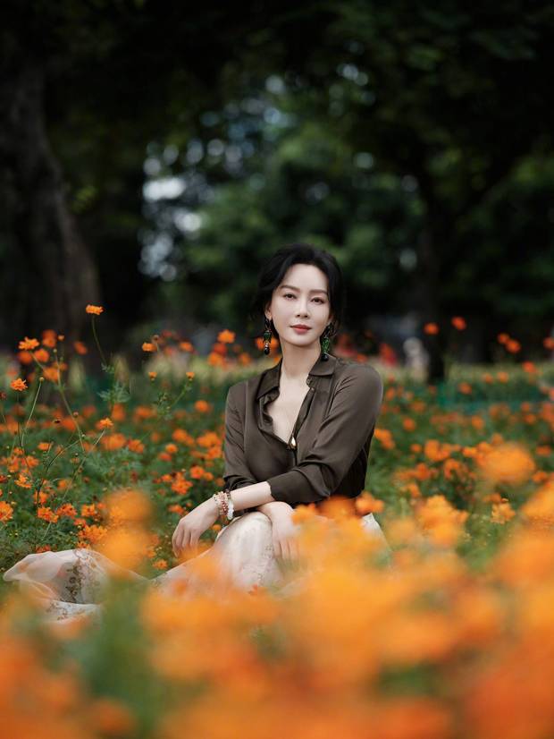 陈数秋日田园风美照释出，邂逅花海温柔如画，尽显知性优雅气质封面图