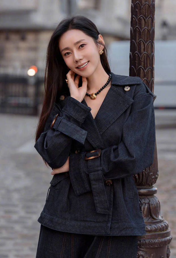 秋瓷炫巴黎街头惬意漫步 沐浴暖阳状态舒展封面图