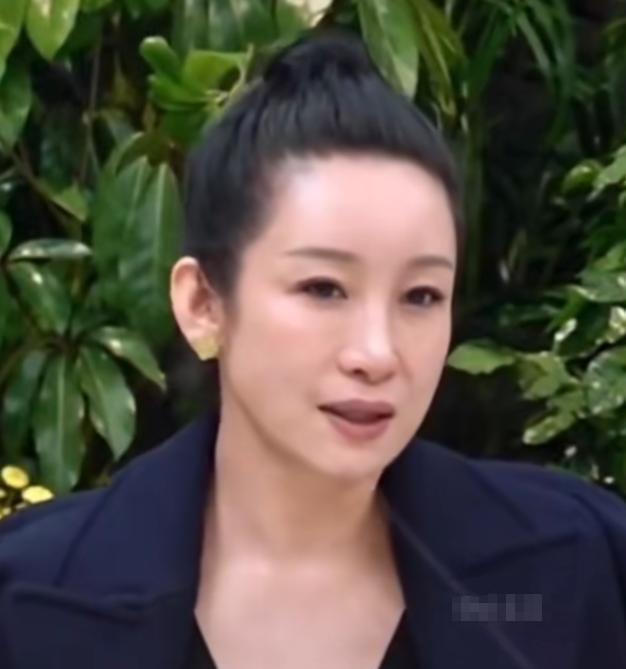 47岁秦海璐变样：满脸褶子脸松垮，白发藏不住，身材瘦的像老太太封面图