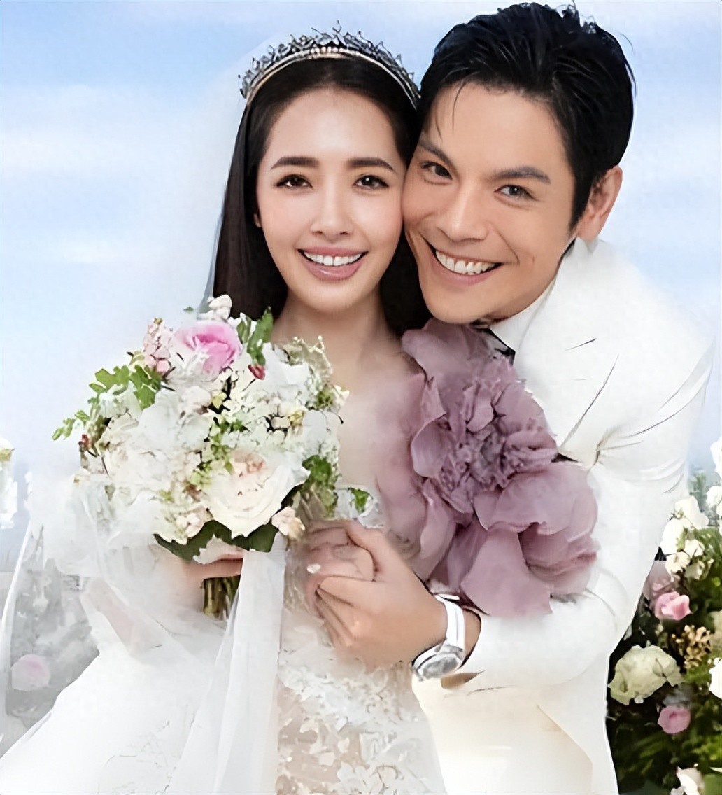 郭碧婷陪爸爸回诊领药！素颜排队不见向佐，郭爸夸自己命好有人陪封面图