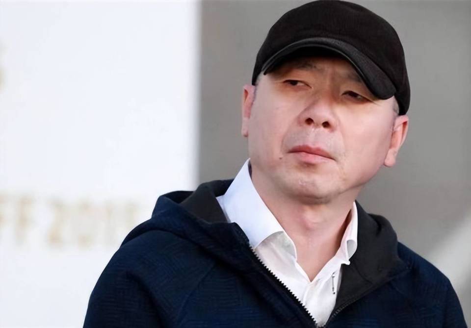 冯小刚“养女”竟越来越好看了，长相变得更像爸爸，气质像徐帆封面图