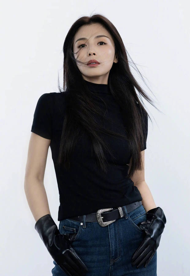 刘涛黑长直戴墨镜皮手套又美又飒封面图